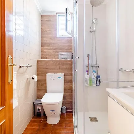 Habitación Triple Con Aire Acondicionado, Cama De Matrimonio Y De Cuerpo Y Medio A Kilómetro Y Pico De La Playa *