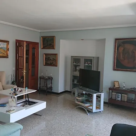 Habitación Triple Con Aire Acondicionado, Cama De Matrimonio Y De Cuerpo Y Medio A Kilómetro Y Pico De La Playa