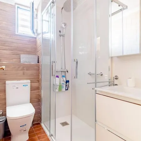 Habitación Triple Con Aire Acondicionado, Cama De Matrimonio Y De Cuerpo Y Medio A Kilómetro Y Pico De La Playa Quarto em Acomodações Particulares Valência