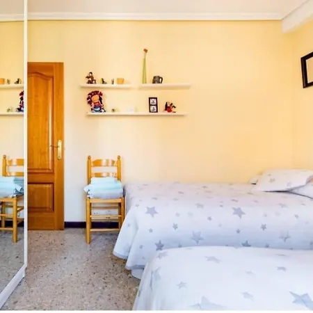 Habitación Triple Con Aire Acondicionado, Cama De Matrimonio Y De Cuerpo Y Medio A Kilómetro Y Pico De La Playa Valência