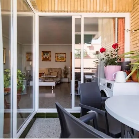 Habitación Triple Con Aire Acondicionado, Cama De Matrimonio Y De Cuerpo Y Medio A Kilómetro Y Pico De La Playa