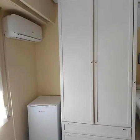 Habitación Triple Con Aire Acondicionado, Cama De Matrimonio Y De Cuerpo Y Medio A Kilómetro Y Pico De La Playa Quarto em Acomodações Particulares